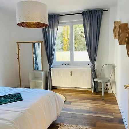 Appartement 2 chambres avec terrasse vue sur jardin arboré Pontarlier Extérieur photo